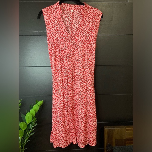 Dresses & Skirts - Red & White Sleeveless Floral Mini Dress V-Neck Women’s Sz M EUC